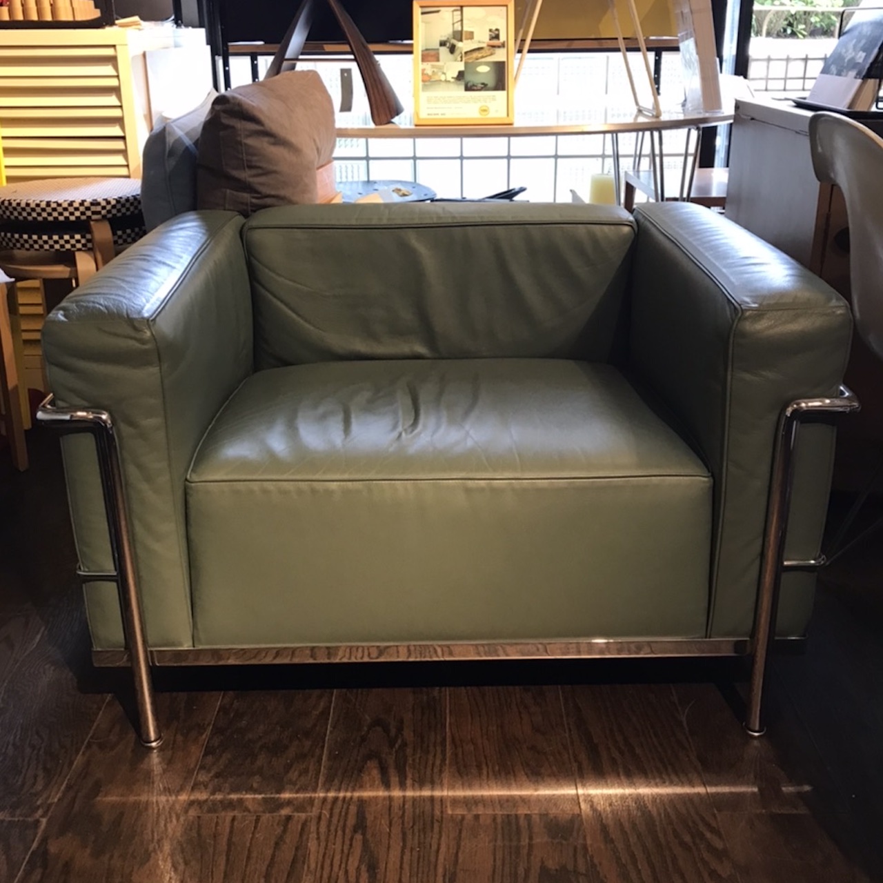 カッシーナのラウンジアームチェア、スチールフレームを本革で